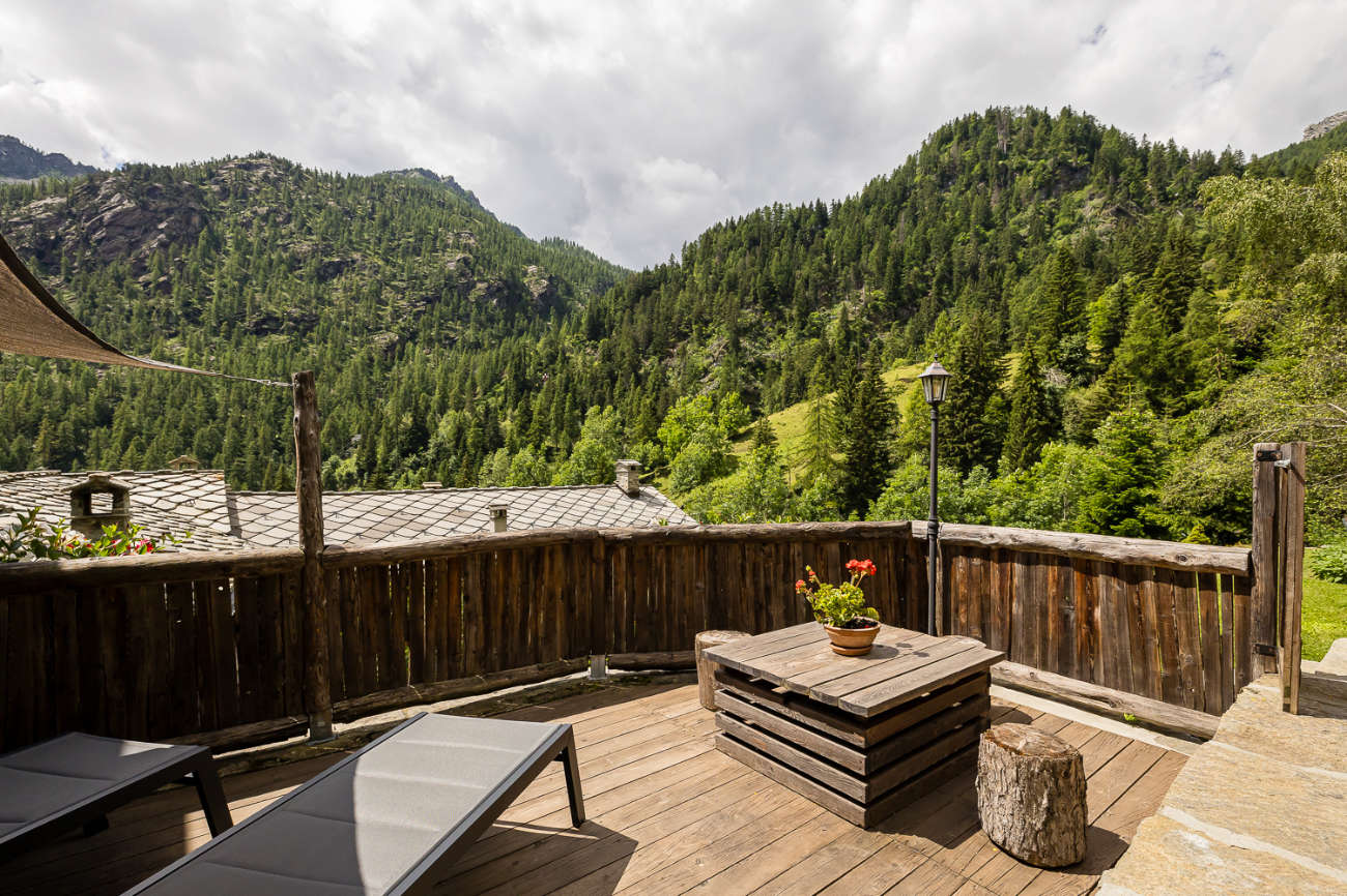 Baita romantica con balcone legno solarium: Champorcher, Valle d'Aosta Baita romantica con balcone legno solarium: Champorcher, Valle d'Aosta