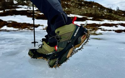 Attrezzatura essenziale per escursioni invernali in montagna: ciaspole, ramponcini e chiodini