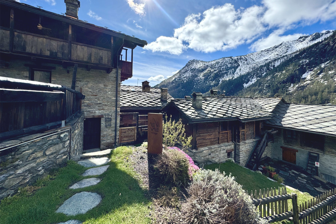 Primavera in montagna, baite e villaggio di Revivre in Valle d'Aosta