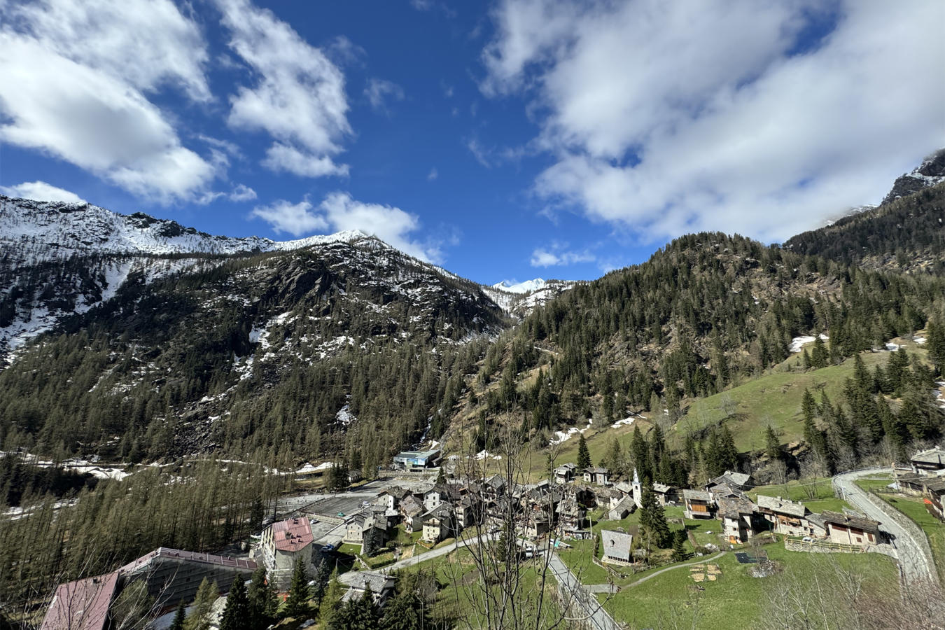 Primavera in montagna, baite e villaggio in Valle d'Aosta - Valle di Champorcher