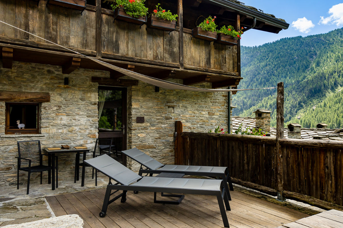 Ogni chalet ha il suo modo di aprirsi verso l’esterno. Non esiste una soluzione migliore in assoluto, ma solo quella più adatta a come desideri vivere la montagna.